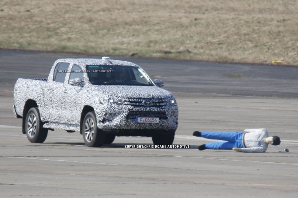 cdauto_toyotahilux_42115_2.jpg