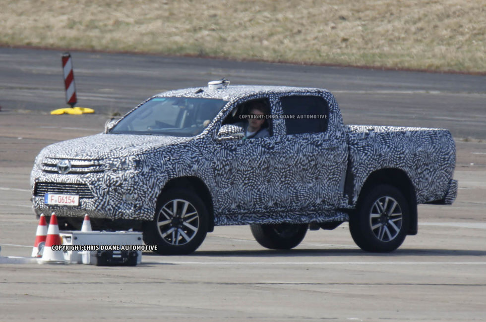 cdauto_toyotahilux_42115_6.jpg
