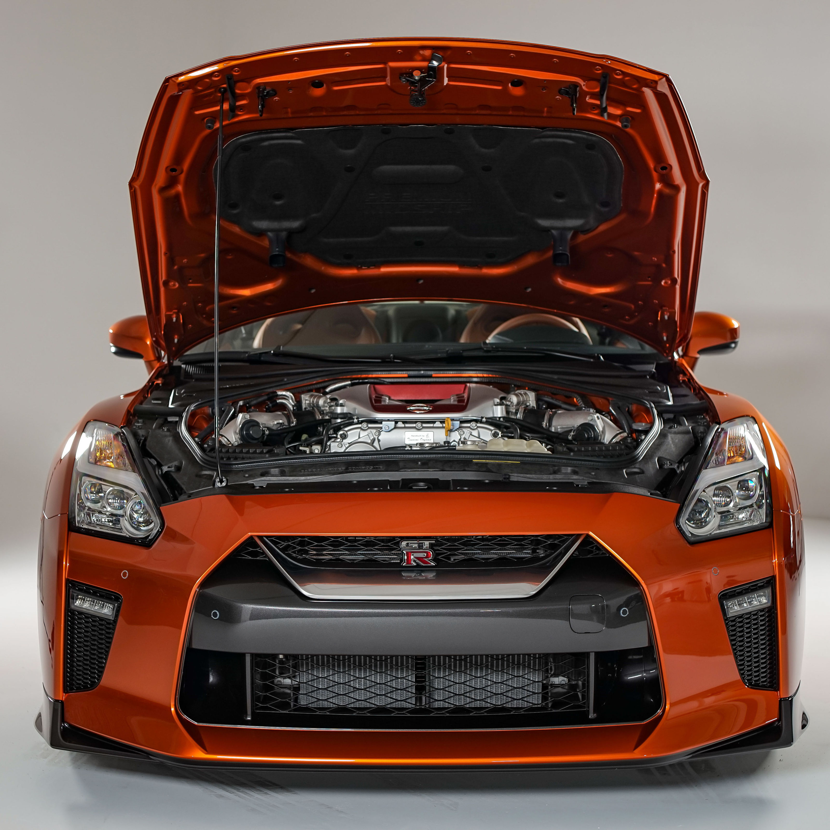 2017 Nissan GT-R: An Aging Godzilla Gets a New Nose and 565 hp 2017 Nissan GT-R: An Aging Godzilla Gets a New Nose and 565 hp