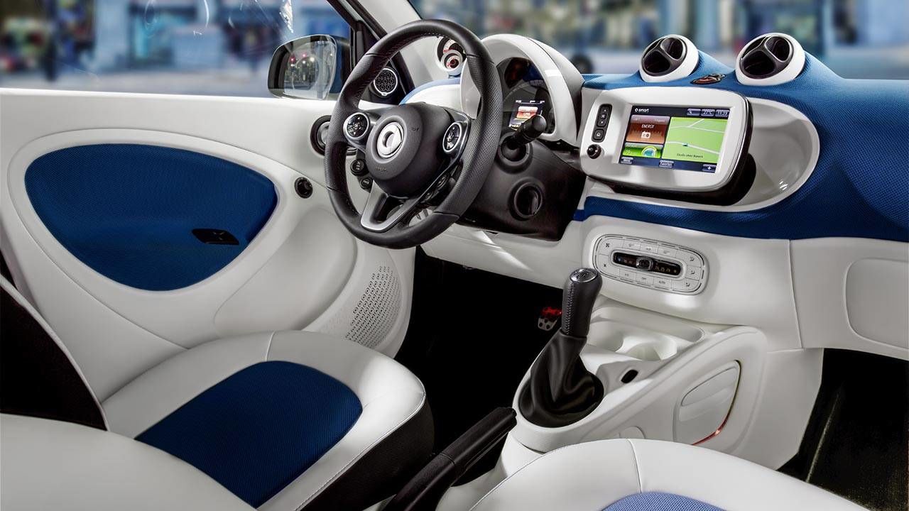 Yes, the 2016 Smart ForTwo has a manual transmission